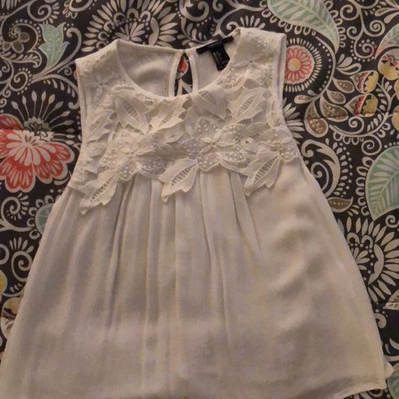 White top - Picture 2 of 3